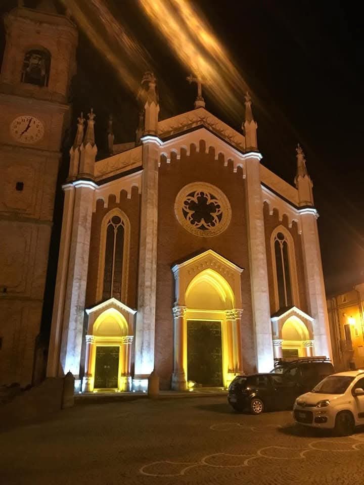 La facciata d’oro della Chiesa San Giovanni Battista a Fontanile