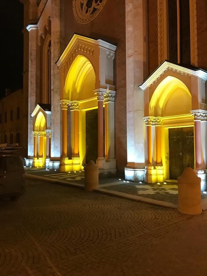 Luci Led bianco caldo entrata Chiesa San Giovanni Battista a Fontanile Maxvh