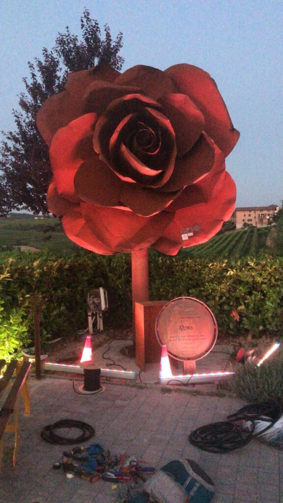 Illuminazione Parcheggio con Scultura Rosa Fontanile Asti Maxvh