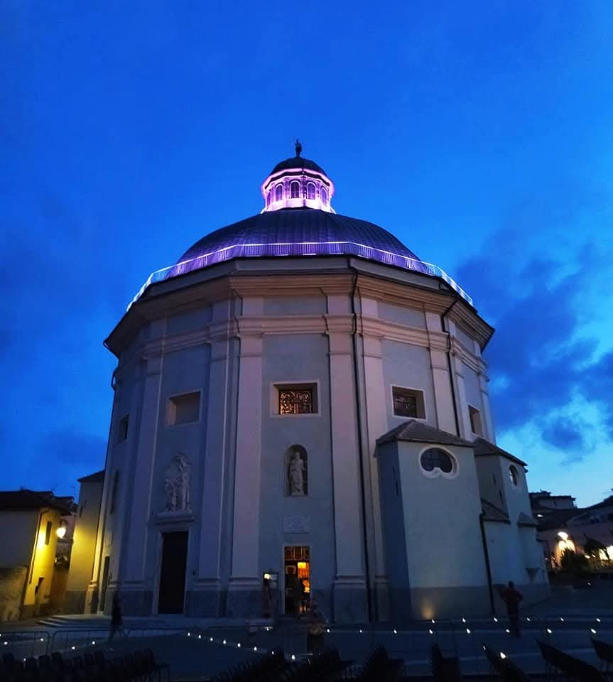 Luce sulla maestosa Cupola della Chiesa San Giovanni Battista a Loano