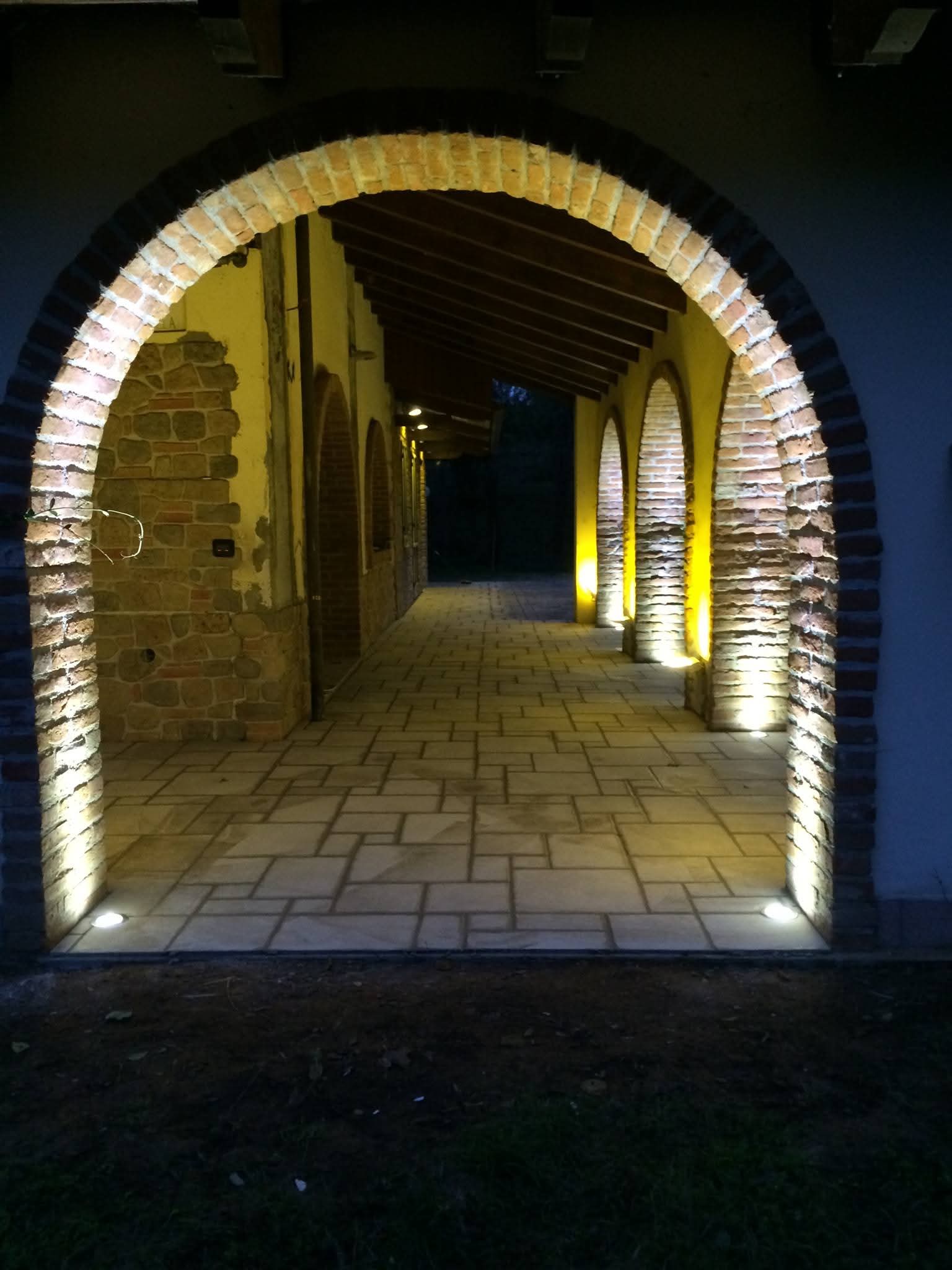 Illuminazione esterna giardino casa privata Maxvh