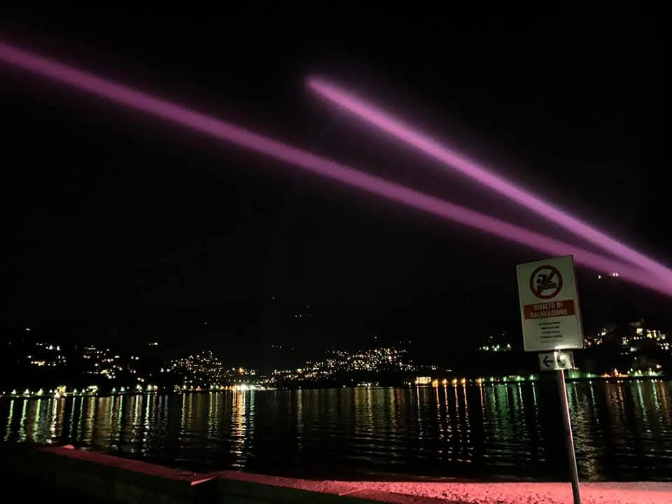 Illuminazione con Fasci di luce rosa su Lago di Como Maxvh