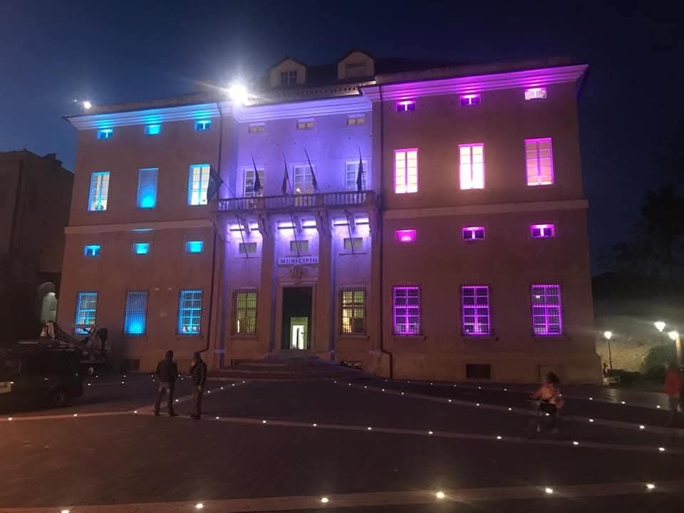 Illuminazione esterna azzurro viola rosa del Municipio di Loano Maxvh