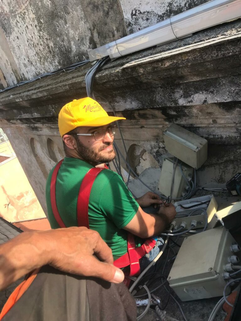 Tecnico MaxVH al lavoro sul cablaggio di un impianto di illuminazione a Loano Tecnico MaxVH al lavoro sul cablaggio di un impianto di illuminazione a Loano