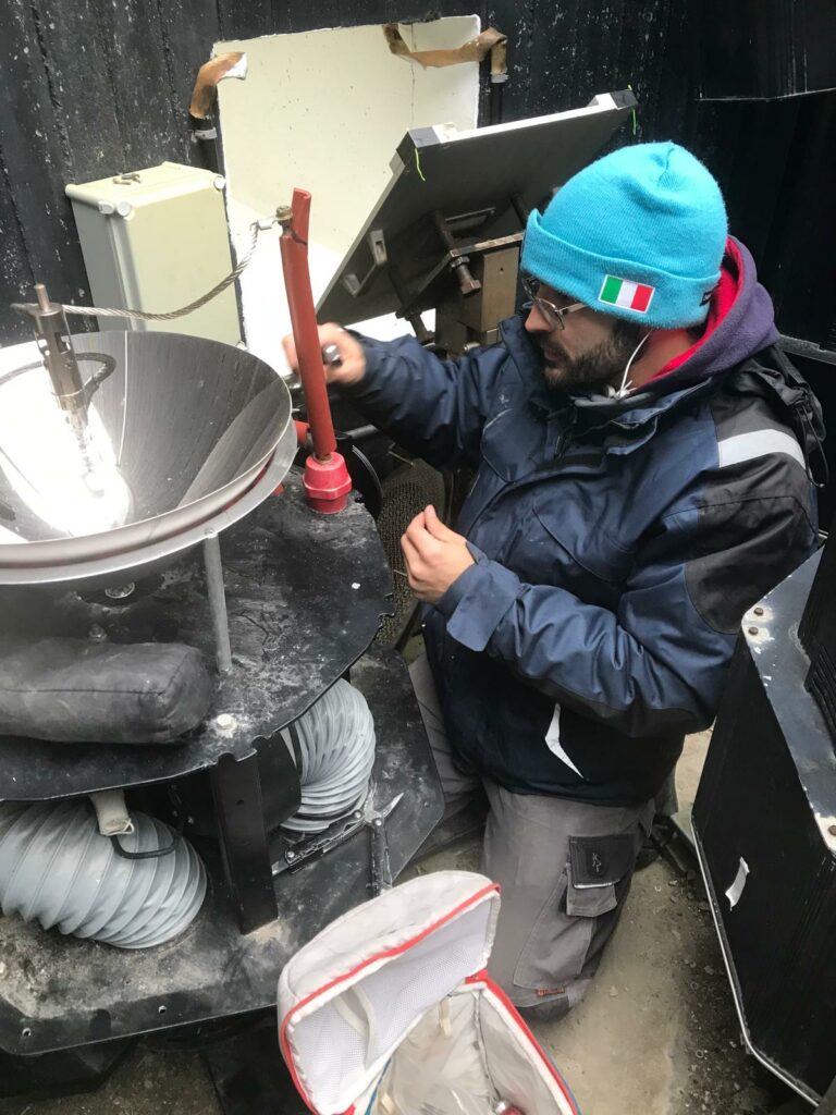 Tecnico MaxVH al lavoro sul riflettore di un proiettore durante l'allestimento a Chiavari