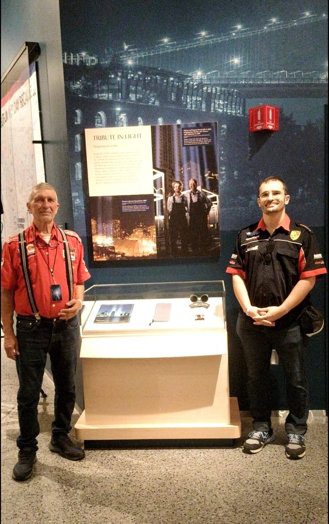 Tribute in Light 2026: l'intervento tecnico al Memorial 9/11 di New York Due tecnici MaxVH davanti al pannello dedicato al Tribute in Light nel museo del 9/11 di New York