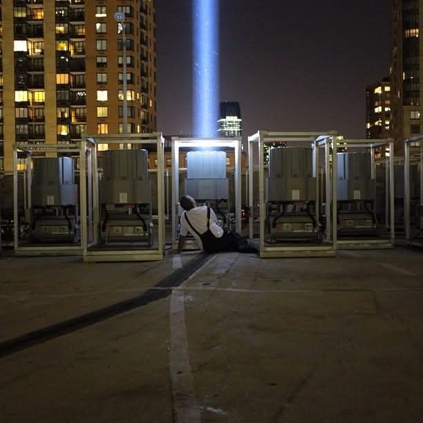 Tribute in Light 2026: l'intervento tecnico al Memorial 9/11 di New York Tecnico al lavoro di notte tra i proiettori del Tribute in Light con il fascio di luce acceso