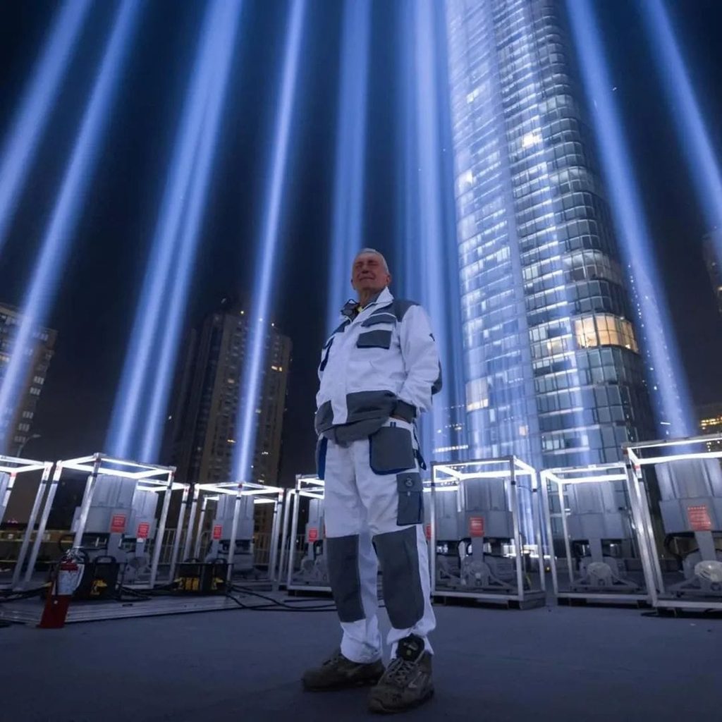 Tribute in Light 2026: l'intervento tecnico al Memorial 9/11 di New York Tecnici Maxvh davanti a 88 fari allo xeno per illuminazione Memorial 9/11 New York