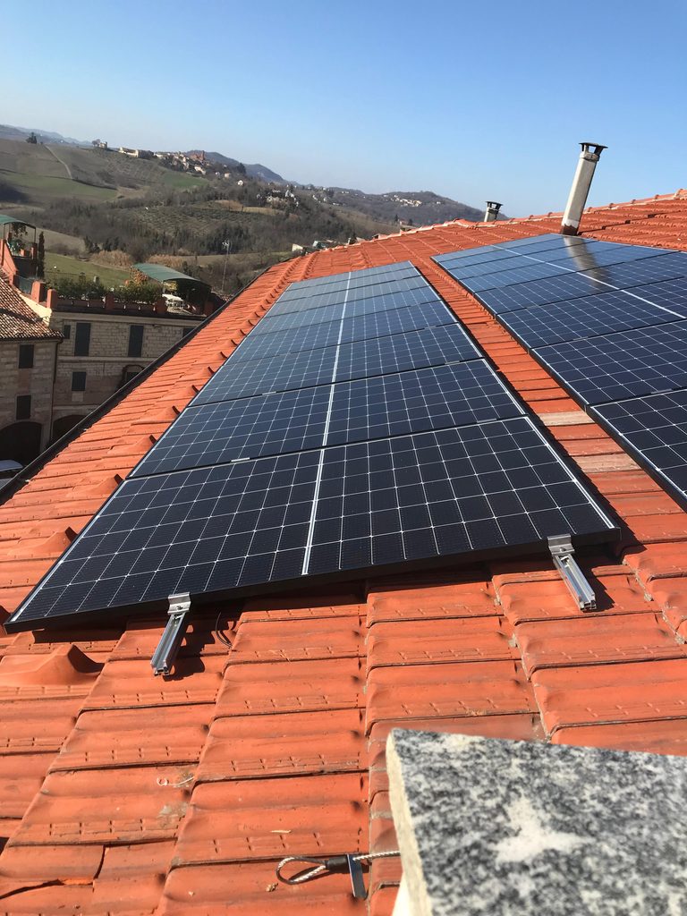 Impianto fotovoltaico su tetto in coppi a Masio, pannelli neri su due file – MaxVH