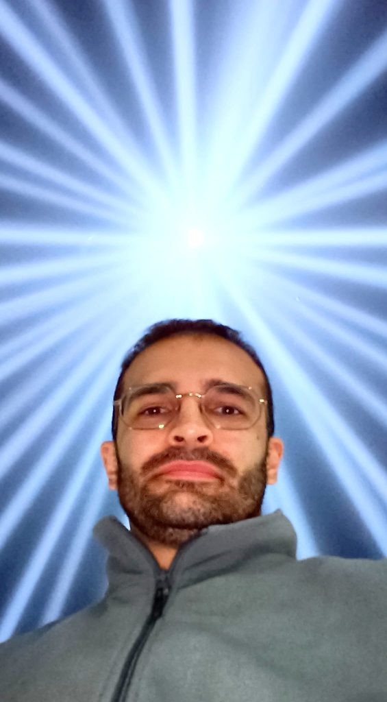 Tribute in Light 2026: l'intervento tecnico al Memorial 9/11 di New York Tecnico a New York Tribute in light 2026 davanti a fascio di luci xeno Maxvh