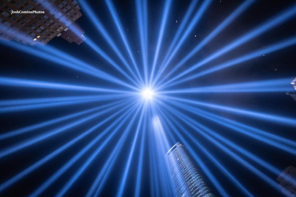 Tribute in Light 2026: l'intervento tecnico al Memorial 9/11 di New York Maxvh fasci di luce fari xenon New York Memorial 9/11