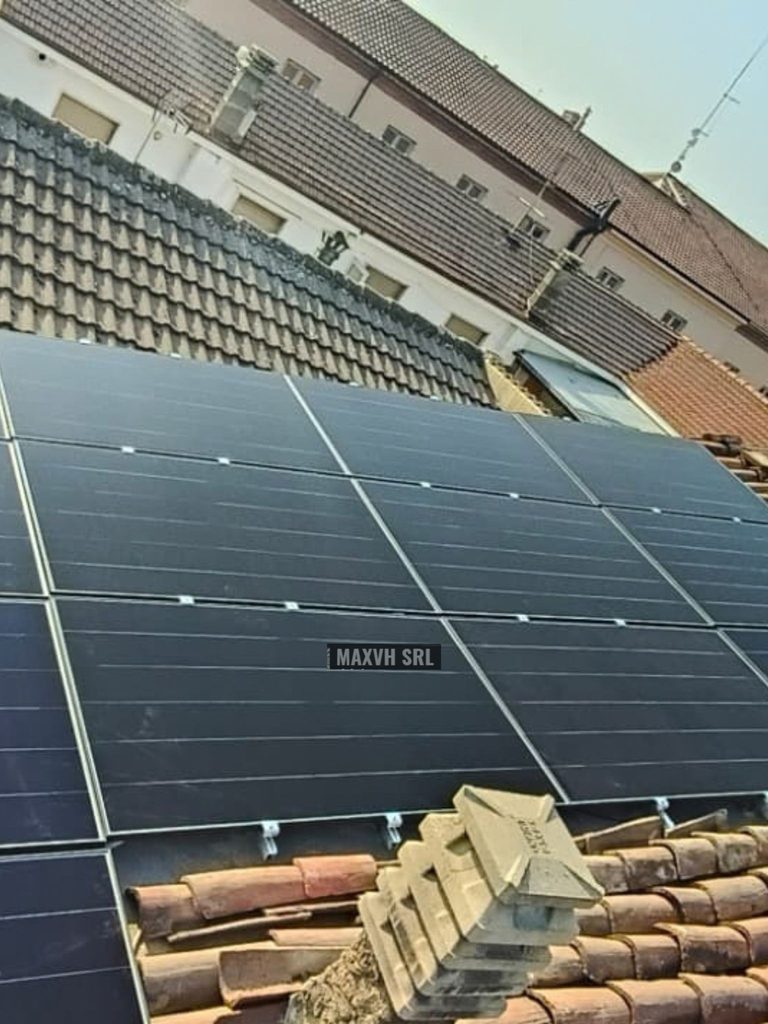 Impianto fotovoltaico da 6 kW con accumulo in provincia di Alessandria Pannelli fotovoltaici montati su guide in alluminio su un tetto in coppi a Masio