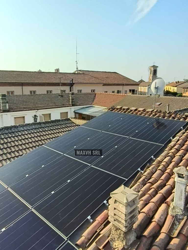 Impianto fotovoltaico da 6 kW con accumulo in provincia di Alessandria Impianto fotovoltaico da 6 kW con 13 pannelli su tetto in coppi a Masio, provincia di Alessandria
