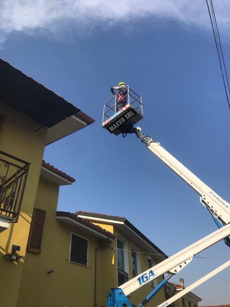 Impianto fotovoltaico da 6 kW con accumulo in provincia di Alessandria Piattaforma aerea per l'installazione di un impianto fotovoltaico su una casa privata a Masio
