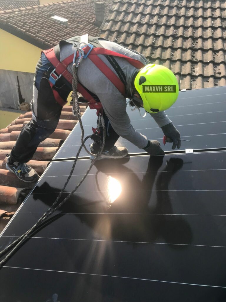 Impianto fotovoltaico da 6 kW con accumulo in provincia di Alessandria Tecnico con imbracatura anticaduta fissa i pannelli fotovoltaici su un tetto in coppi a Masio